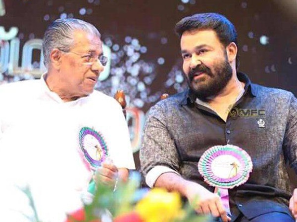 മോഹന്ലാല് വേദിയില്