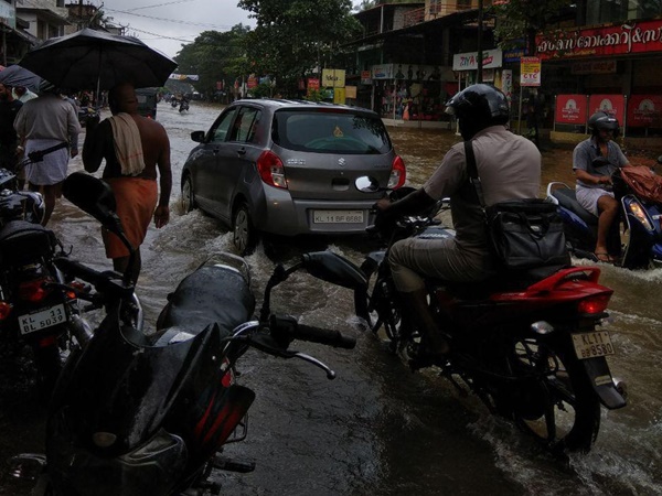 വെള്ളക്കെട്ടിൽ നഗരം