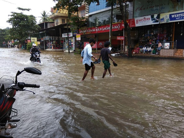 റോഡിൽ കുഴികൾ