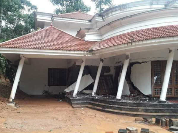 ഇരുപത് അടിയോളം താഴേയിറങ്ങി