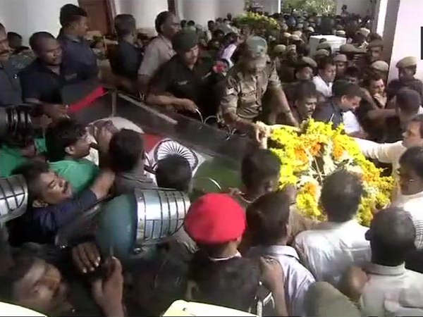 അണ്ണാദുരൈയുടെ അരികില്