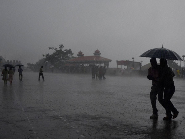മുഖ്യമന്ത്രി ‘കൈനീട്ടുമ്പോൾ…’