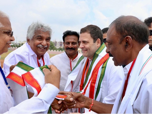 ഉമ്മന്ചാണ്ടി നിറ സാന്നിധ്യം