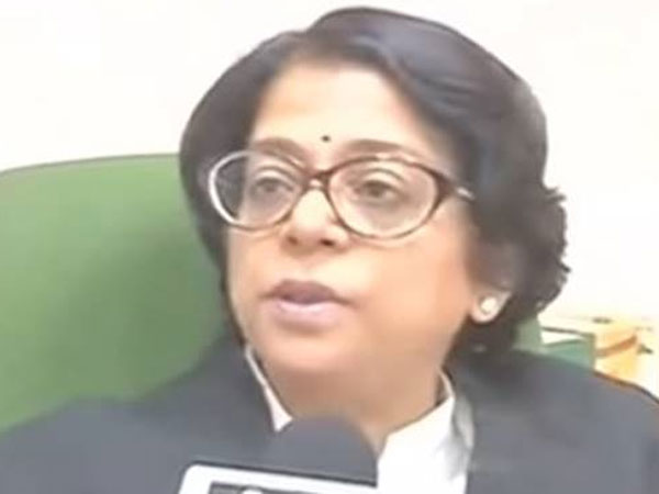 വനിതാ ജഡ്ജിയും