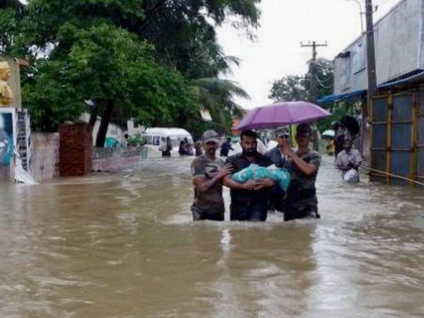 ദുരിതാശ്വാസ പ്രവര്ത്തനങ്ങള്ക്ക് ശക്തി പകര്ന്ന് നടക്കാവ് സ്കൂള് വിദ്യാര്ഥികള്: നല്കിയത് 10.5 ലക്ഷം!