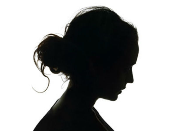 തടികഷ്ണം കൊണ്ട്.