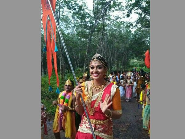 ജനങ്ങളുടെ കണ്ണിൽ പൊടിയിടുന്നു