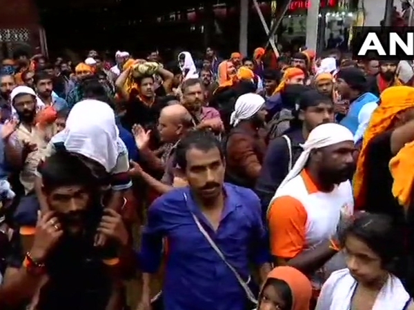നേതാക്കള് സന്നിധാനത്ത്