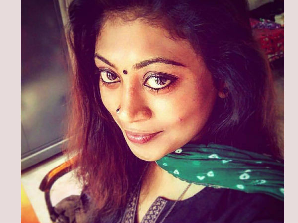 മാറിലേക്ക് നോക്കി...