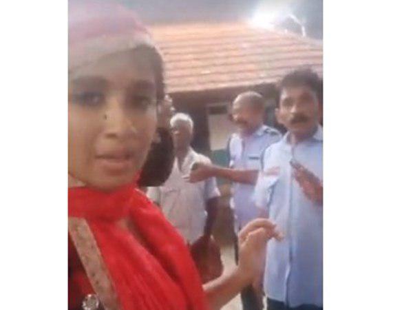 ഷാള് ധരിച്ചു