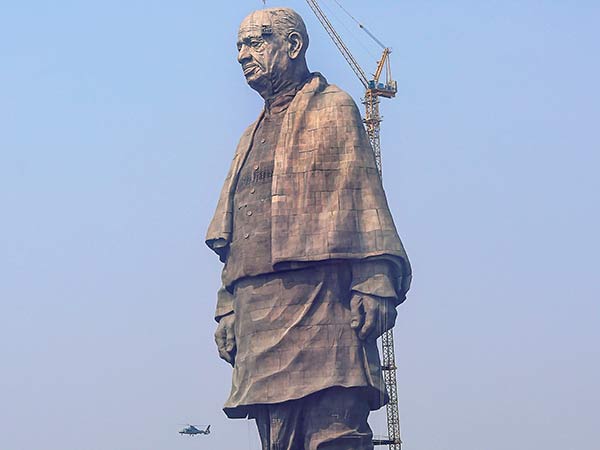 ആര്എസ്എസ്സിന്റെ പ്രകീര്ത്തനം