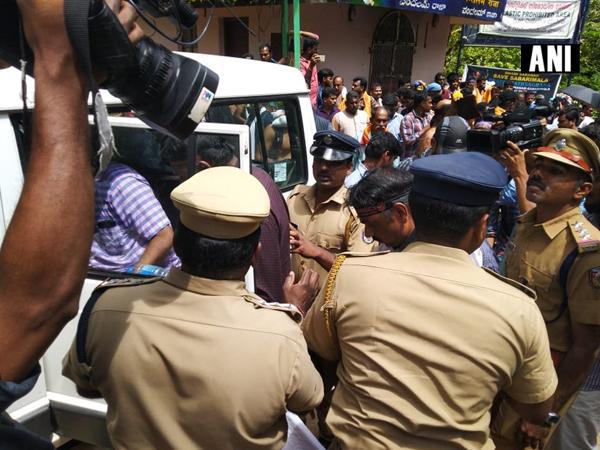 നിരോധനാജ്ഞ ലംഘിക്കുന്നു