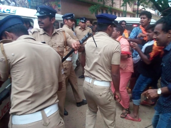 റോഡിലിരുന്ന് മുദ്രാവാക്യം