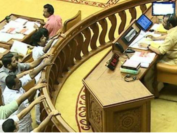 പ്രതിഷേധമുയർത്തി പ്രതിപക്ഷം