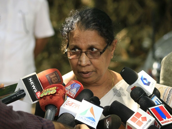 വനിതാ പ്രവര്ത്തകര്ക്ക്