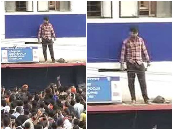 കസേരയേറും തേങ്ങയേറും