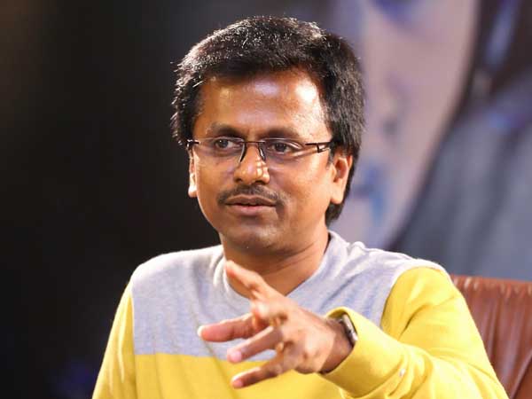 വീടിന് പുറത്ത് പോലീസ് സാന്നിധ്യം!