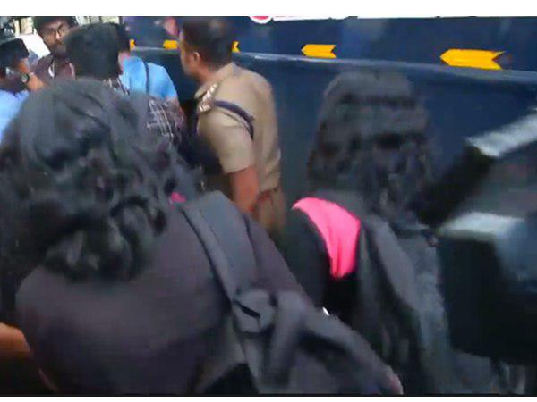 വീട് വളഞ്ഞു