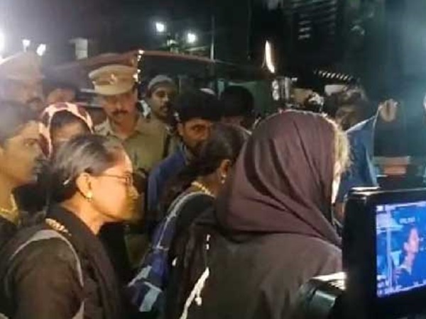പിന്തിരിഞ്ഞ് മനിതി