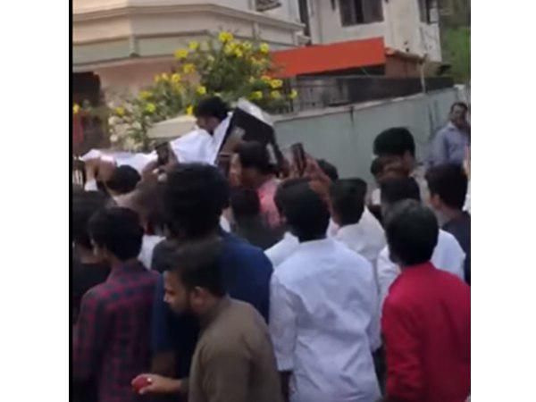 നാട്ടുകാരെ കൈവീശി