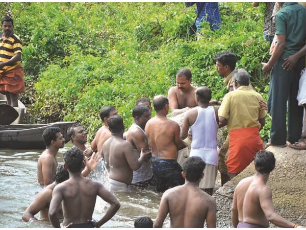 ഫയര്ഫോഴ്സ് എത്തി രക്ഷാ പ്രവര്ത്തനം