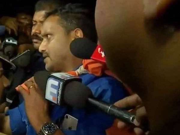 പോലീസ് തട്ടിപ്പറിയ്ക്കാന് ശ്രമിച്ചു
