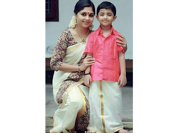 കേക്ക് മുറിച്ച് ആഘോഷം