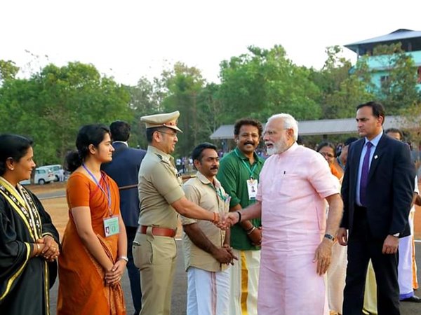 കൈകൊടുത്ത് മോദി