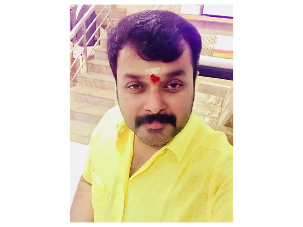 പിന്നിൽ നിർമാതാവ്