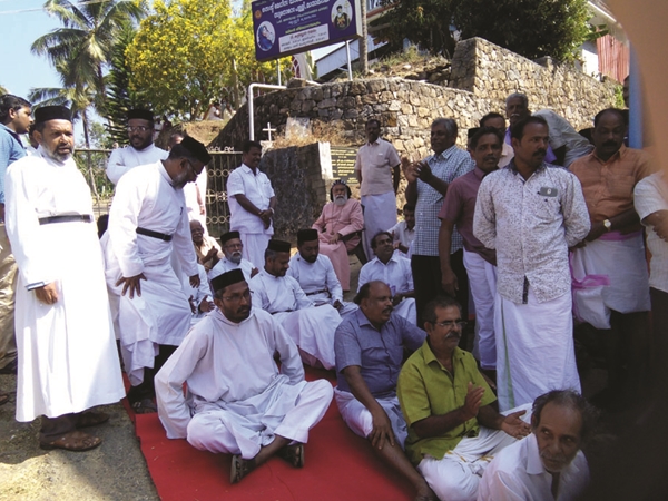 ഗേറ്റ് തകര്ത്ത് പ്രവേശിക്കാന് ശ്രമം
