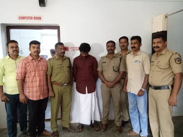 ബൈക്കില് രക്ഷപ്പെട്ടു