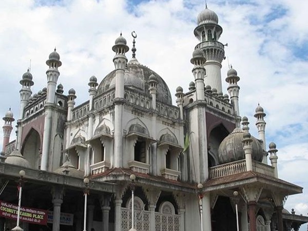 യുവതികള് പള്ളിയിലെത്തിയാല്