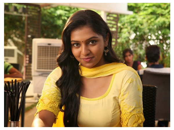 സോഷ്യൽ മീഡിയയിലും അധിക്ഷേപം