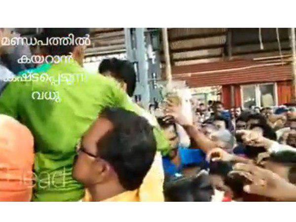 അലങ്കോലമായി