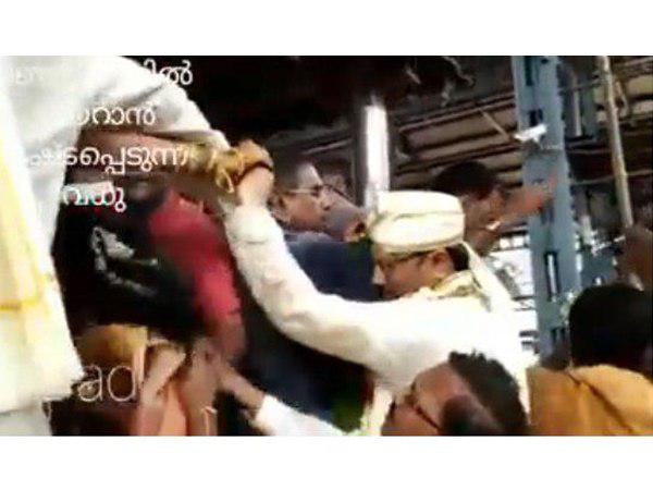 തളളിക്കയറി