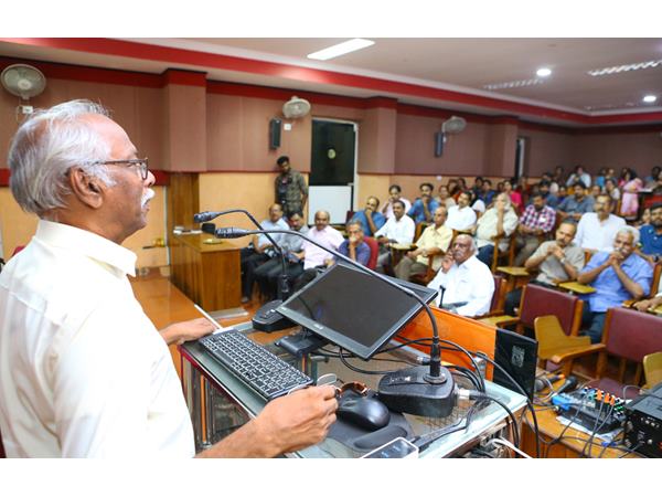 ഇന്നോവ വരുമ്പോൾ സൂക്ഷിക്കുക
