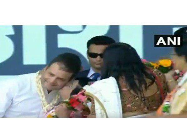 മാലയണിയിച്ചു