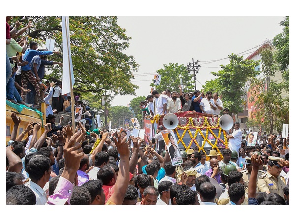 പ്രവർത്തകരുടെ നീണ്ട നിര