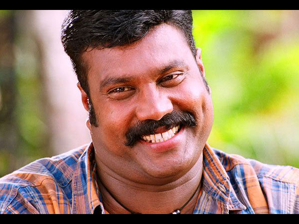 വലത് കയ്യിൽ കമ്പി