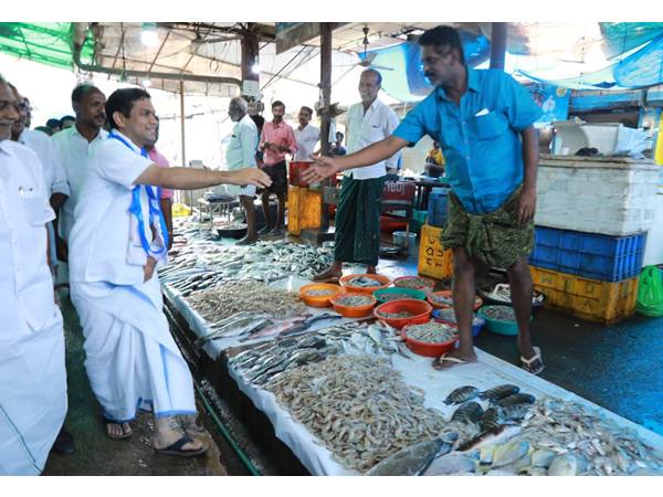 അനുഗ്രഹം തേടി പ്രചാരണം