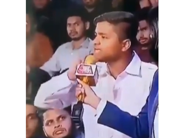 ഭിത്തിയില് ഒട്ടിച്ച് കൗമാരക്കാരന്