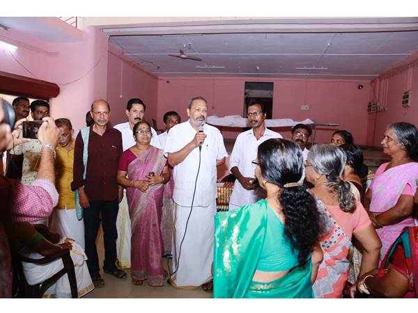 കുടുംബശ്രീ അംഗങ്ങളോടും കായിക താരങ്ങളോടും