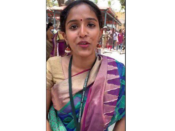 ആശ്ചര്യത്തോടെ വിദ്യാര്ത്ഥിനികള്