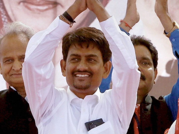 അല്പേഷ് താക്കൂര് പാര്ട്ടി വിട്ടു