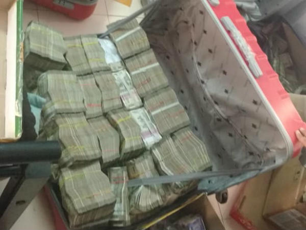 മുന് ഉദ്യോഗസ്ഥരുടെ വീട്ടില്
