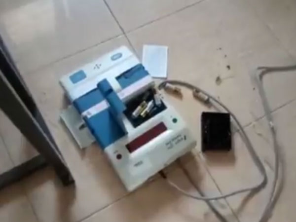 വോട്ടിങ് മെഷീന് തകര്ന്നു