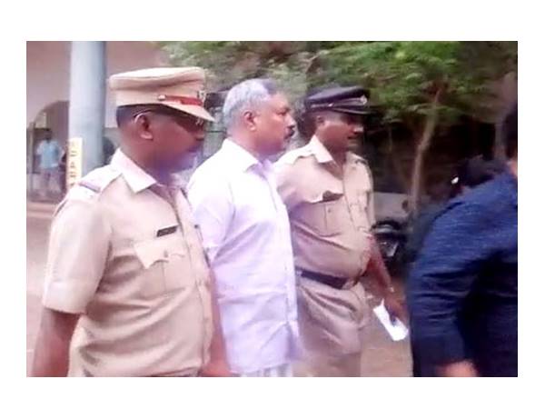 ഗേറ്റിന്റെ വിടവിലൂടെ രക്ഷപ്പെട്ടു