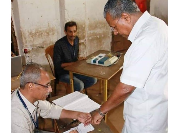 വോട്ട് ചെയ്യുന്ന ചിത്രം