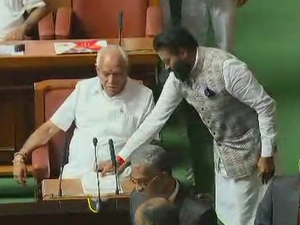 നേതാക്കളെ പുറത്ത് നിര്ത്തി