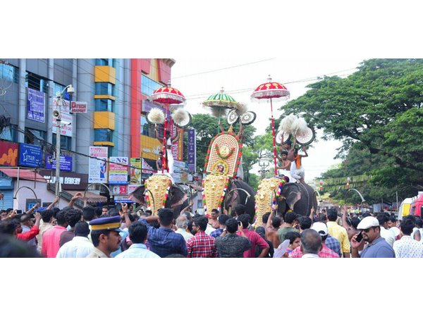 ആചാരവെടി ഉയര്ന്നു...